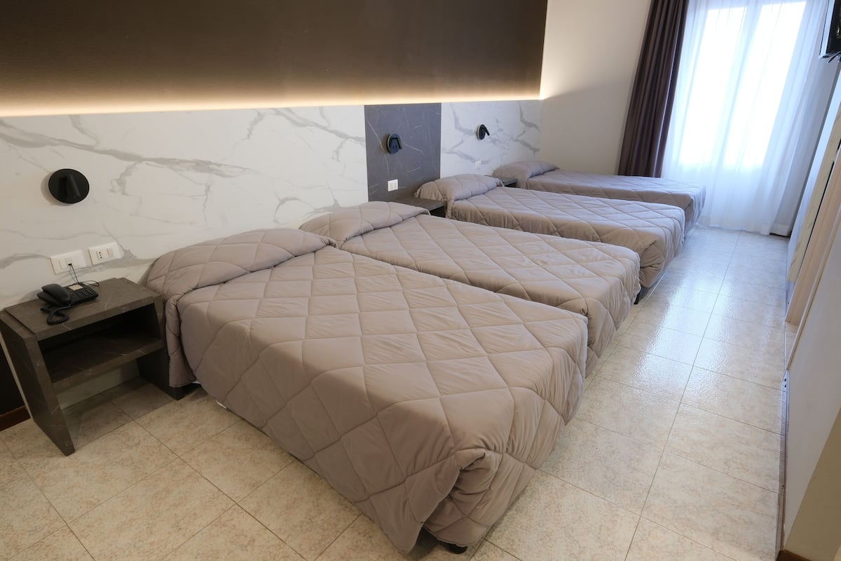 Kamar Quadruple | Selimut bulu angsa, brankas, meja kerja, dan Wi-Fi gratis