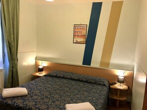 经济双人房, 1 张大床, 无烟房, 城市景观 | 客房内保险箱、笔记本电脑工作区、熨斗/熨板、免费 WiFi