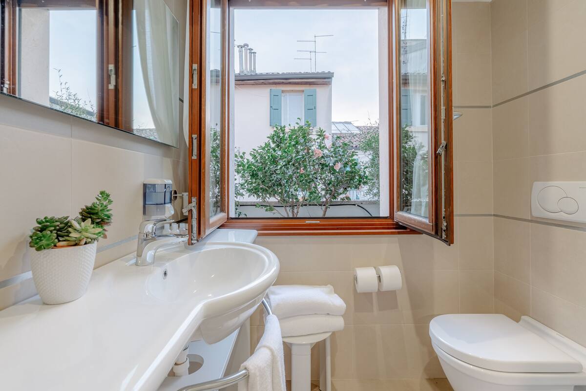 superior double or twin room | bathroom | shower, rainfall showerhead, free toiletries, hair dryer