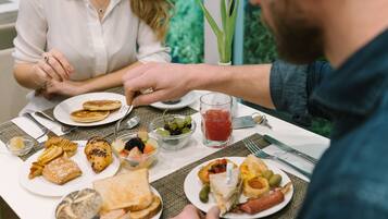 Tägliches Frühstücksbuffet (15 EUR pro Person)