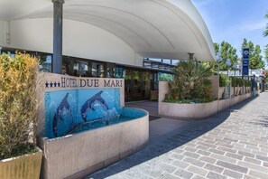 The entrance of Hotel Du Mare with a tiled pool area and a covered walkway. - Due Mari (Rimini)