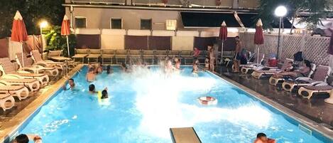 Alberca al aire libre por temporada y sombrillas en la alberca