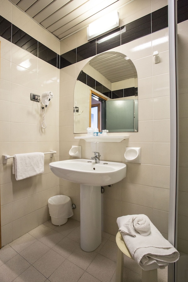 Classic Quadruple Room, Non Smoking, Ocean View | Bathroom sink - Due Mari (Rimini)