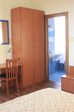 Desk, laptop workspace, free WiFi, bed sheets - Hotel Bellevue (Genoa)