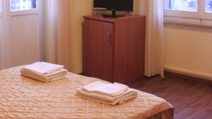办公桌、笔记本电脑工作区、免费 WiFi、床单