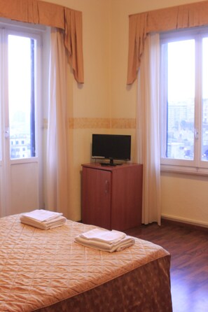 1 bedroom, desk, free WiFi, bed sheets