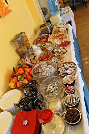 Morgenmadsbuffet hver dag (6 EUR pr. person)