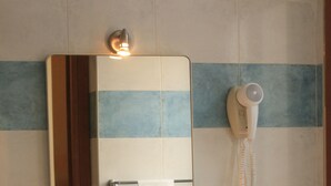 免费洗浴用品、吹风机、坐浴桶、毛巾