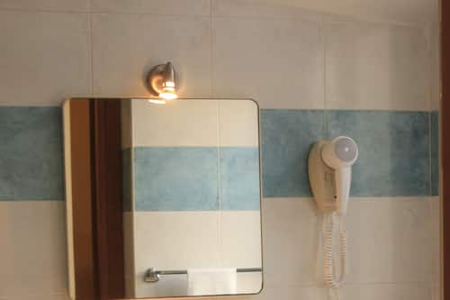 Gratis toiletartikelen, een haardroger, een bidet, handdoeken