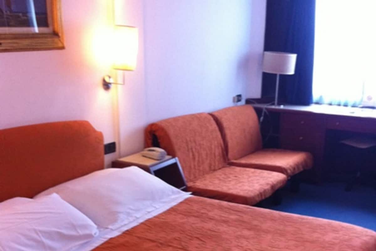 Minibar, Schreibtisch, Verdunkelungsvorhänge, schallisolierte Zimmer