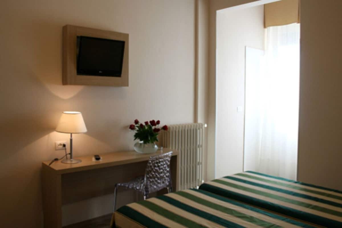 Standard Triple Room | In-room safe, desk, soundproofing, WiFi (free)