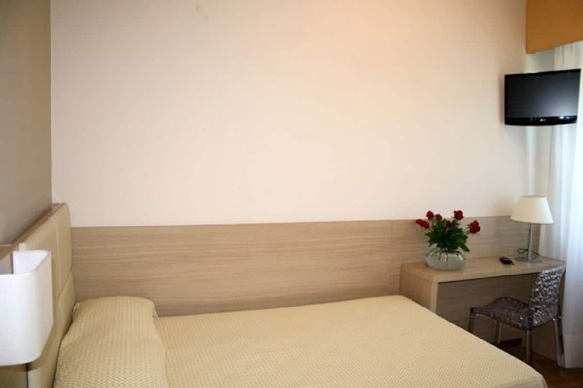 Standard Single Room | In-room safe, desk, soundproofing, WiFi (free)