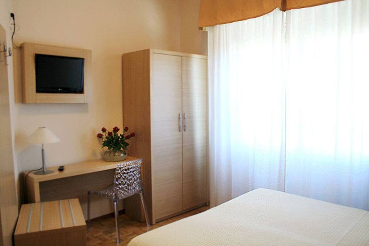 Standard Quadruple Room | In-room safe, desk, soundproofing, WiFi (free)