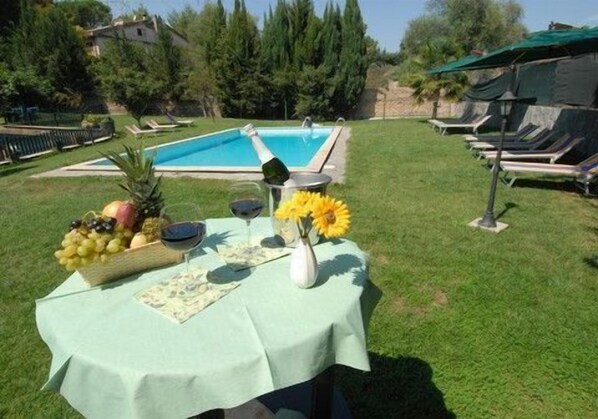 Una piscina al aire libre