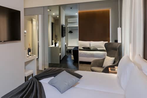 Exclusive Suite (Family) | Down comforters, in-room safe, desk, laptop workspace