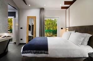 Quarto | Edredons de pluma, frigobar, cofres nos quartos, escrivaninha