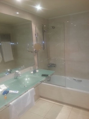 Gratis toiletartikler, hårtørrer, bidet, håndklæder