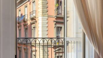 Camera Deluxe con letto matrimoniale o 2 letti singoli, vista città | Biancheria da letto di alta qualità, una cassaforte in camera