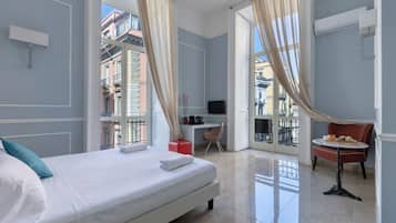 Habitación Deluxe con 1 cama matrimonial o 2 individuales, vista a la ciudad | Ropa de cama de alta calidad y caja de seguridad en la habitación