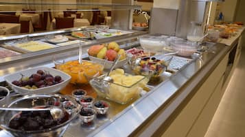 Colazione a buffet, servita tutte le mattine (10 EUR a persona) 