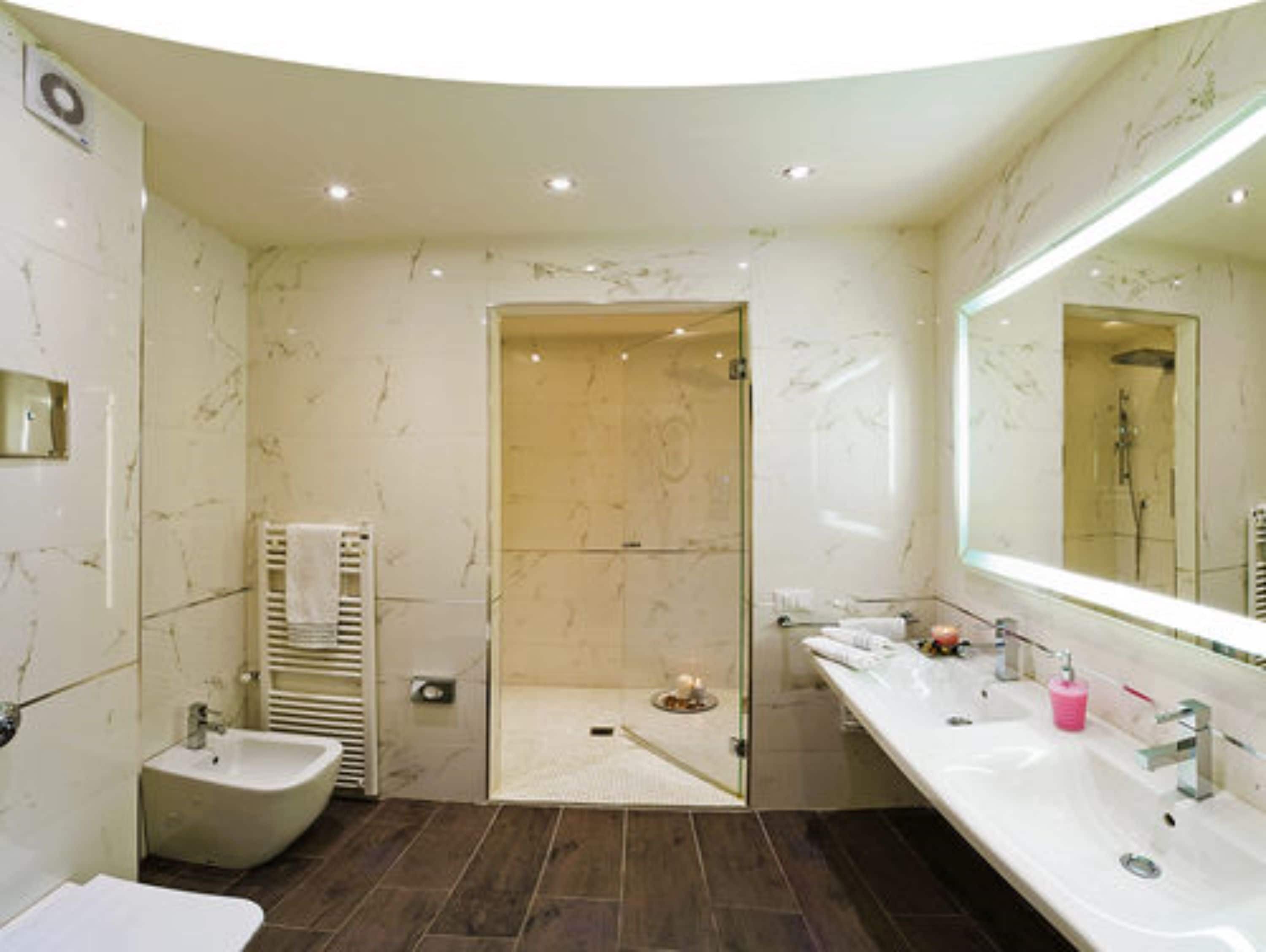 shower, free toiletries, hair dryer, slippers