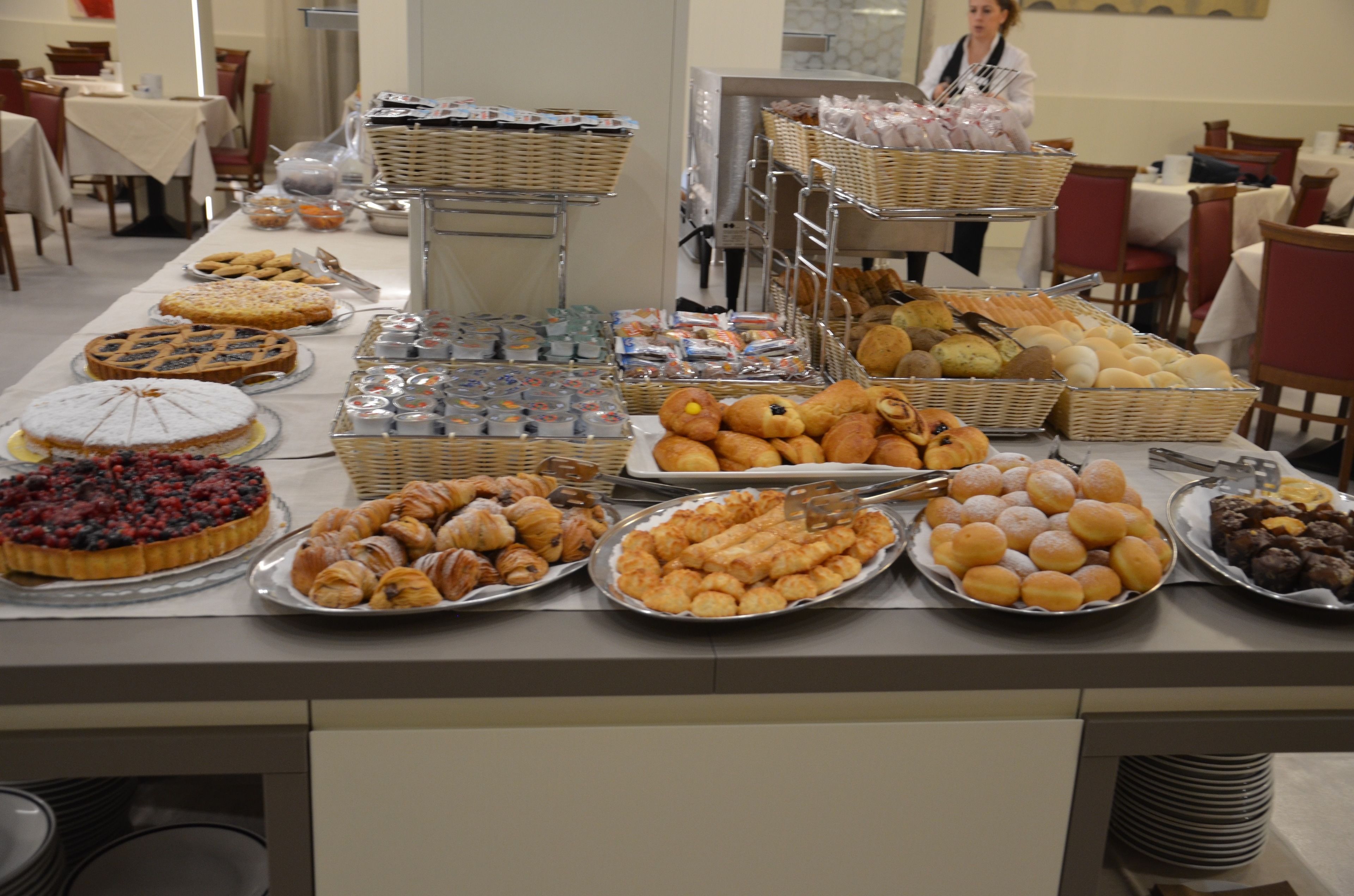 Tägliches Frühstücksbuffet (10 EUR pro Person)