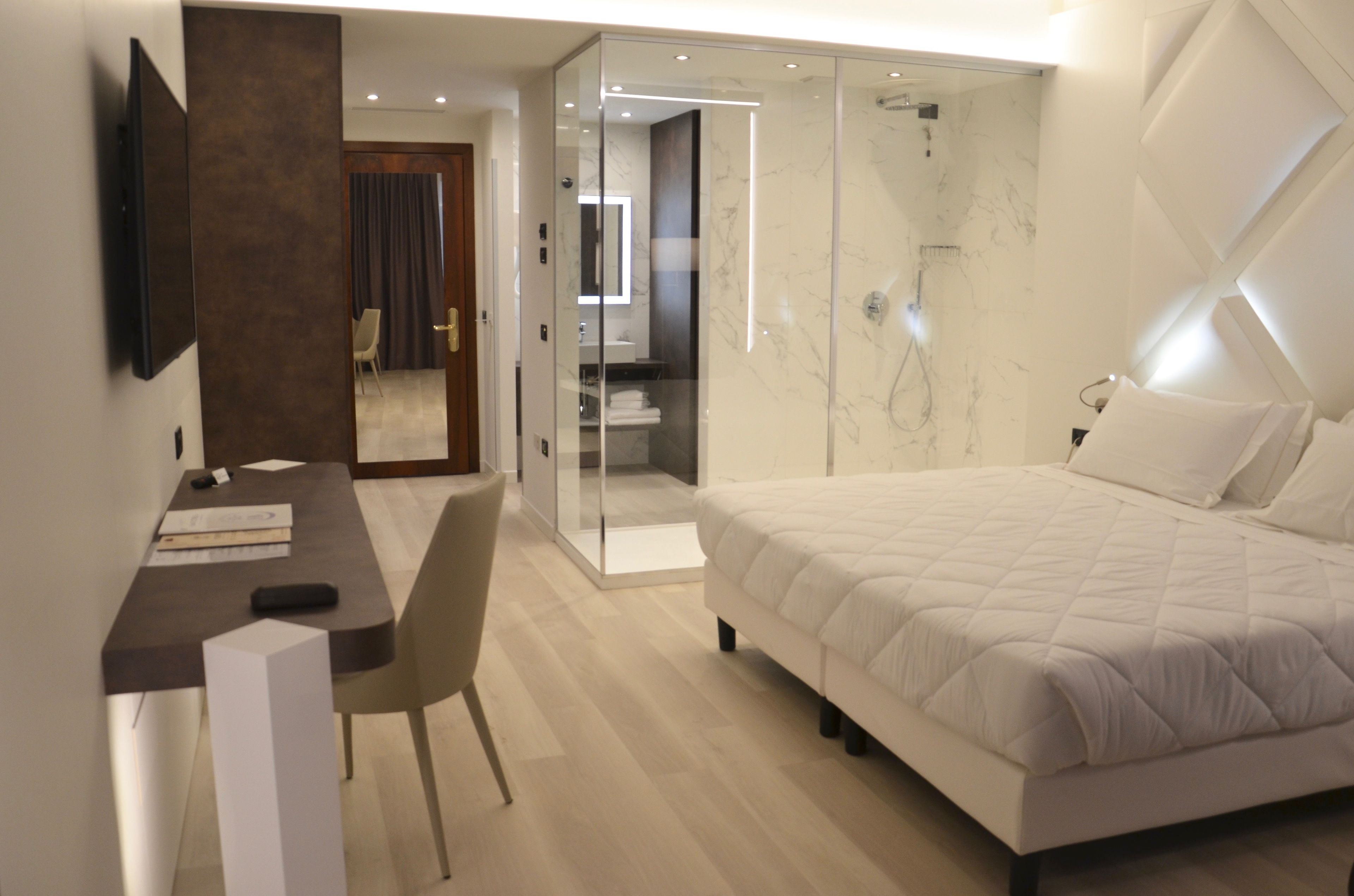 Bộ đồ giường cao cấp, minibar, két bảo mật tại phòng, bàn 