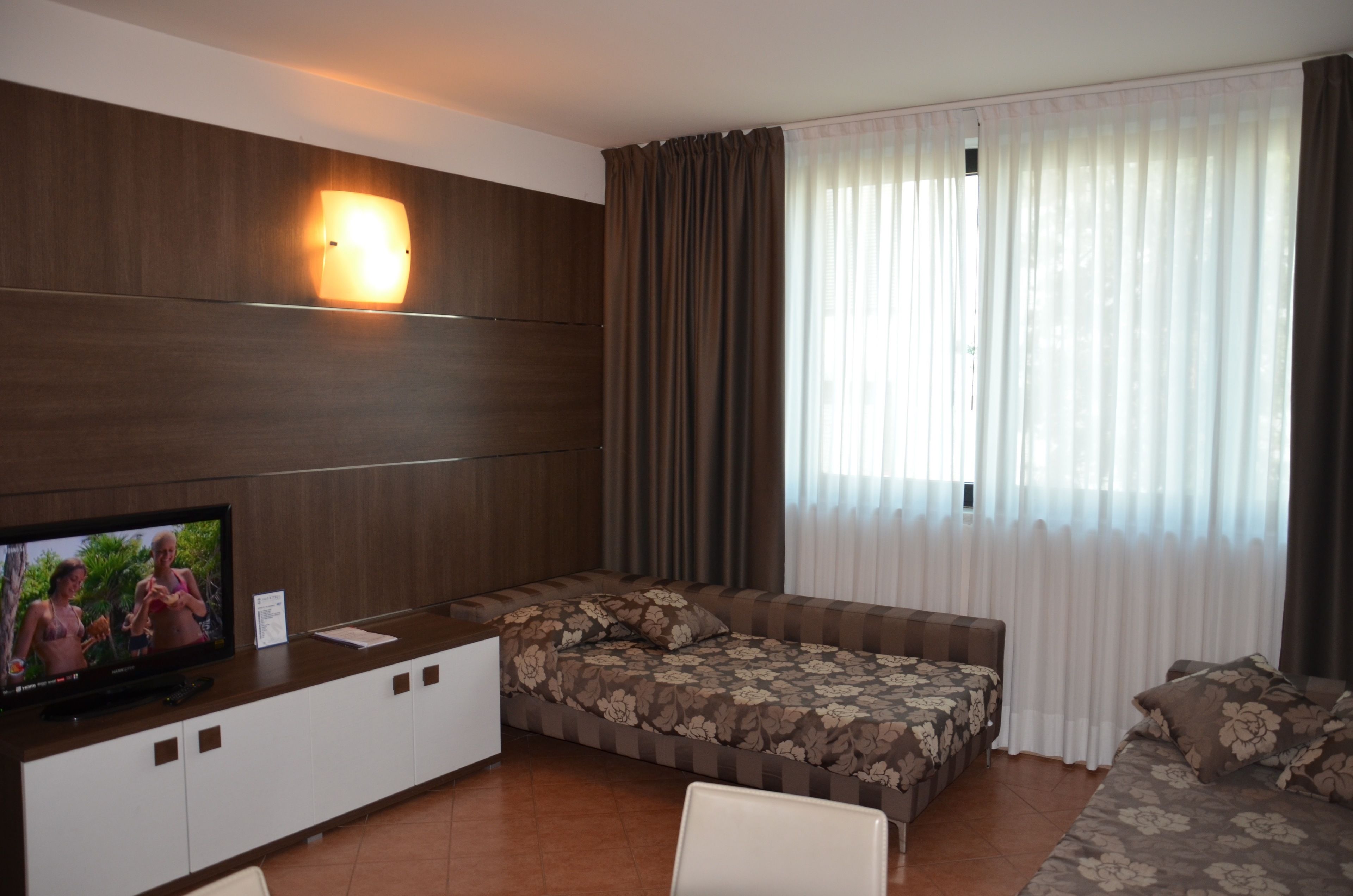 standard apartment, 1 bedroom | living area | 32-inch tv with cable channels