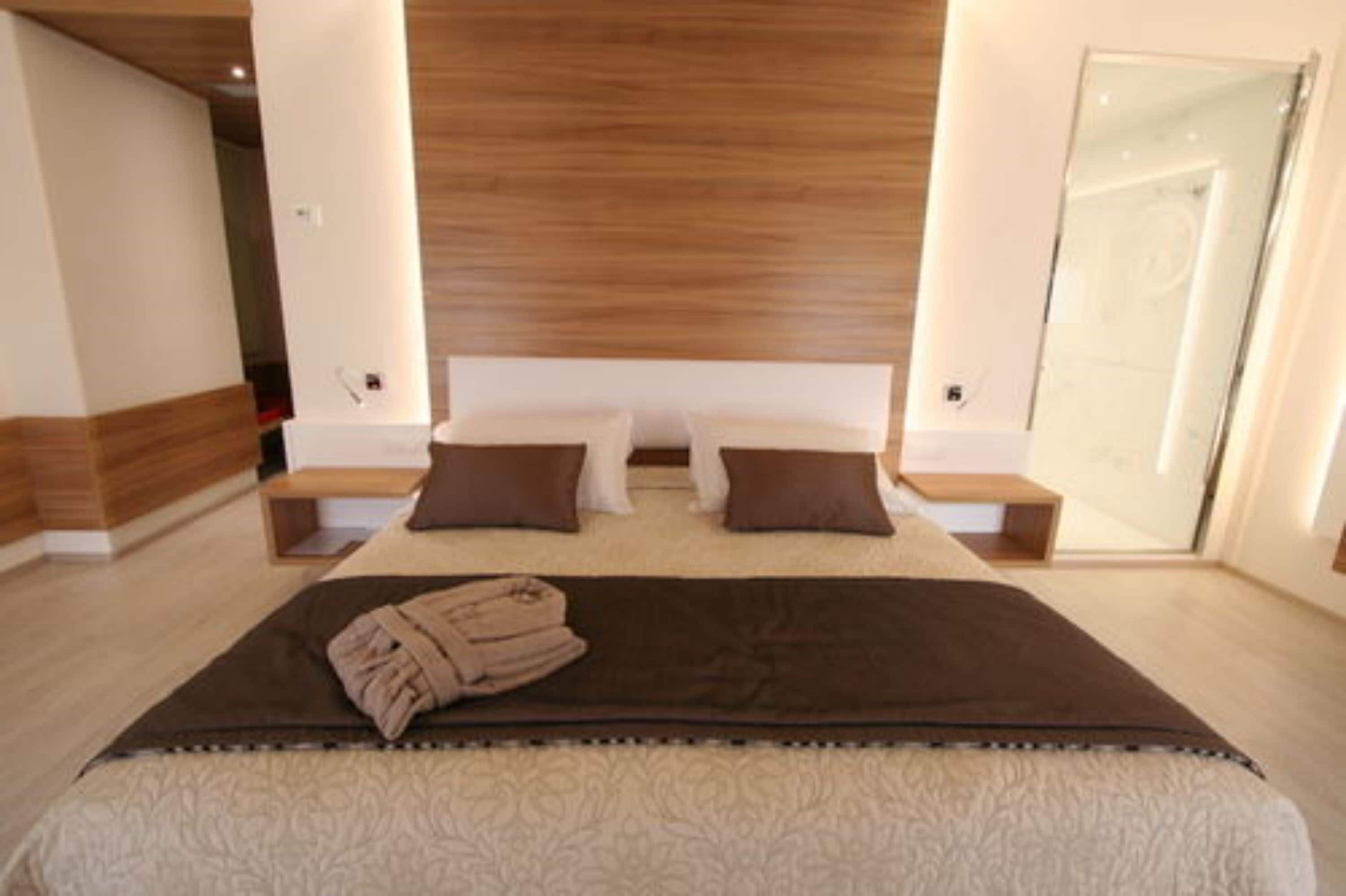 executive double room | premium bedding, minibar, in-room safe, desk