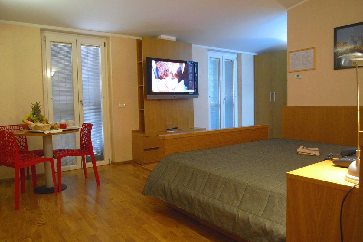 Junior Suite with Kitchenette Jacuzzi | Hypo-allergenic bedding available, memory foam beds, minibar