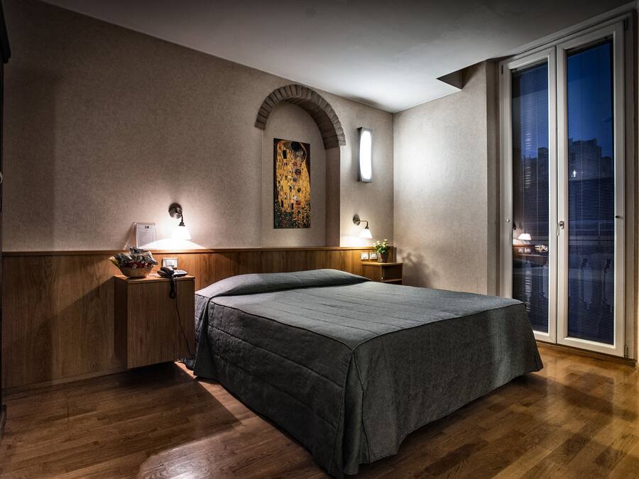Literie hypoallergénique, matelas mémoire de forme, minibar