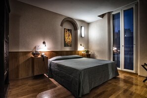 Hypo-allergenic bedding, memory-foam beds, minibar, in-room safe