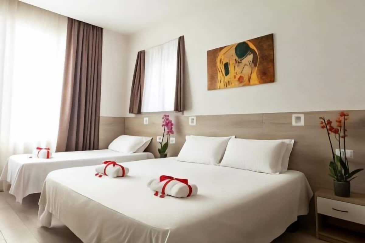 Ropa de cama hipoalergénica, camas con efecto memoria y minibar