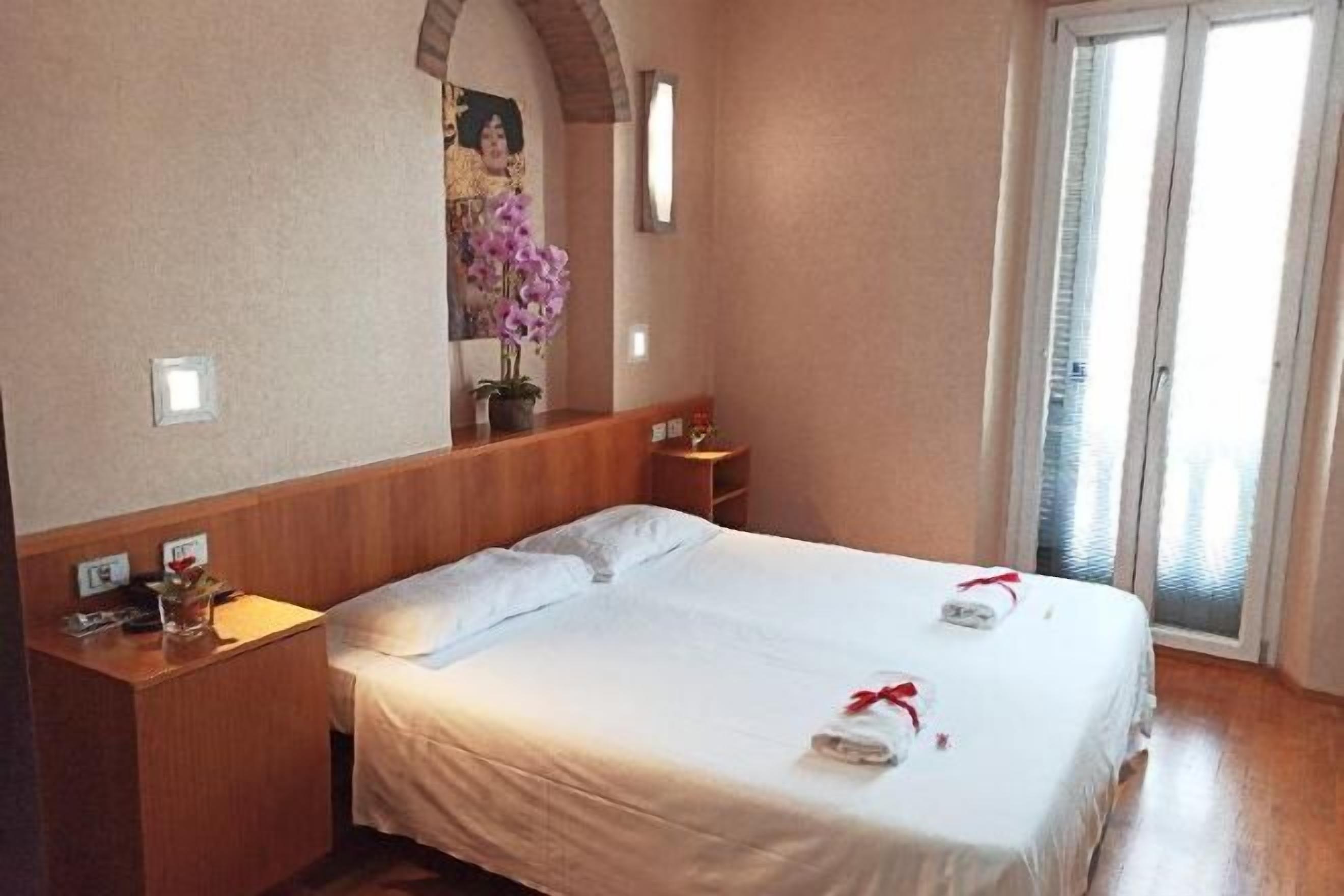 Hypo-allergenic bedding, memory-foam beds, minibar, in-room safe