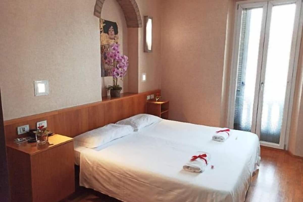 Ropa de cama hipoalergénica, colchones con efecto memoria y minibar