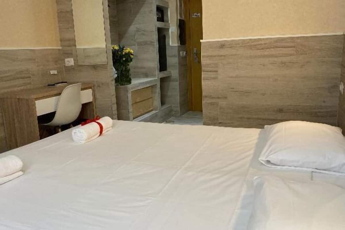 Ropa de cama hipoalergénica, colchones con efecto memoria y minibar