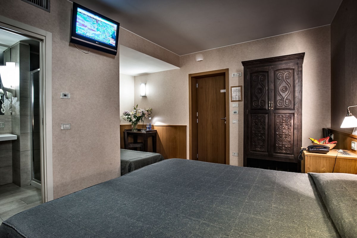 Deluxe Triple Room | Hypo-allergenic bedding available, memory foam beds, minibar