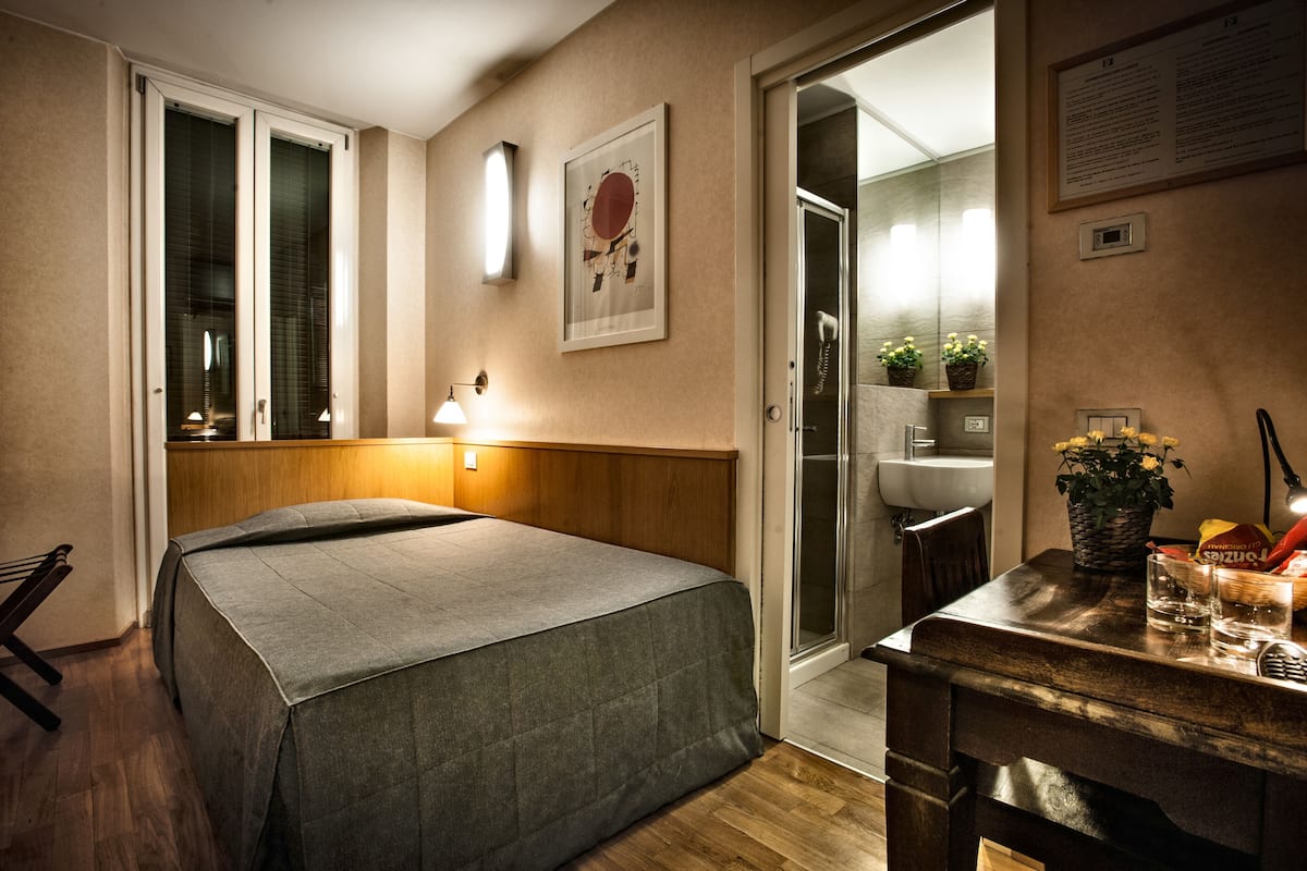 Deluxe Single Room | Hypo-allergenic bedding available, memory foam beds, minibar