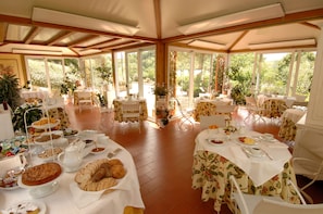 Frühstück, Mittagessen, Abendessen, Blick auf den Garten