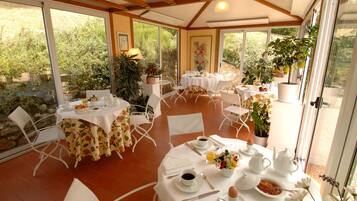 Sudah termasuk sarapan ala kontinental setiap hari