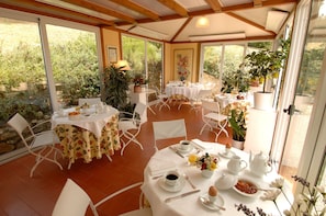 Free daily continental breakfast
