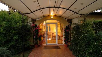 Pintu masuk properti