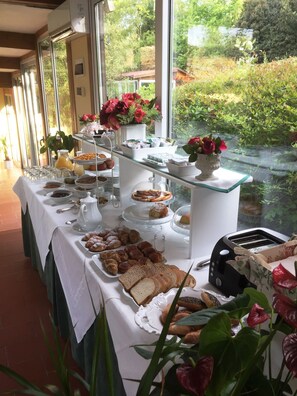 Desayuno continental gratuito y diario