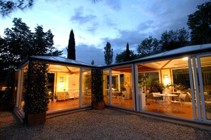 Se sirven desayunos, almuerzos y cenas (con vistas al jardín) 