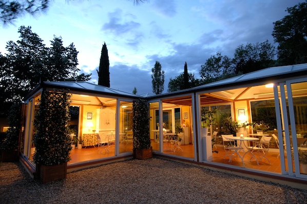 Déjeuner, dîner et souper servis sur place, vue sur le jardin 