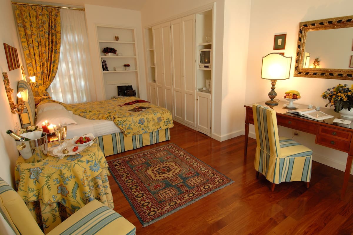 Family Room | Minibar, in-room safe, desk, soundproofing