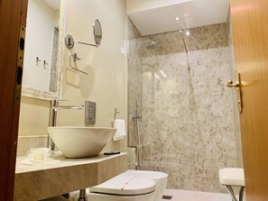 Shower, hair dryer, slippers, bidet - Massimo Plaza Hotel (Palermo)