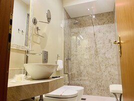 Ducha, secador de pelo, pantuflas, bidet