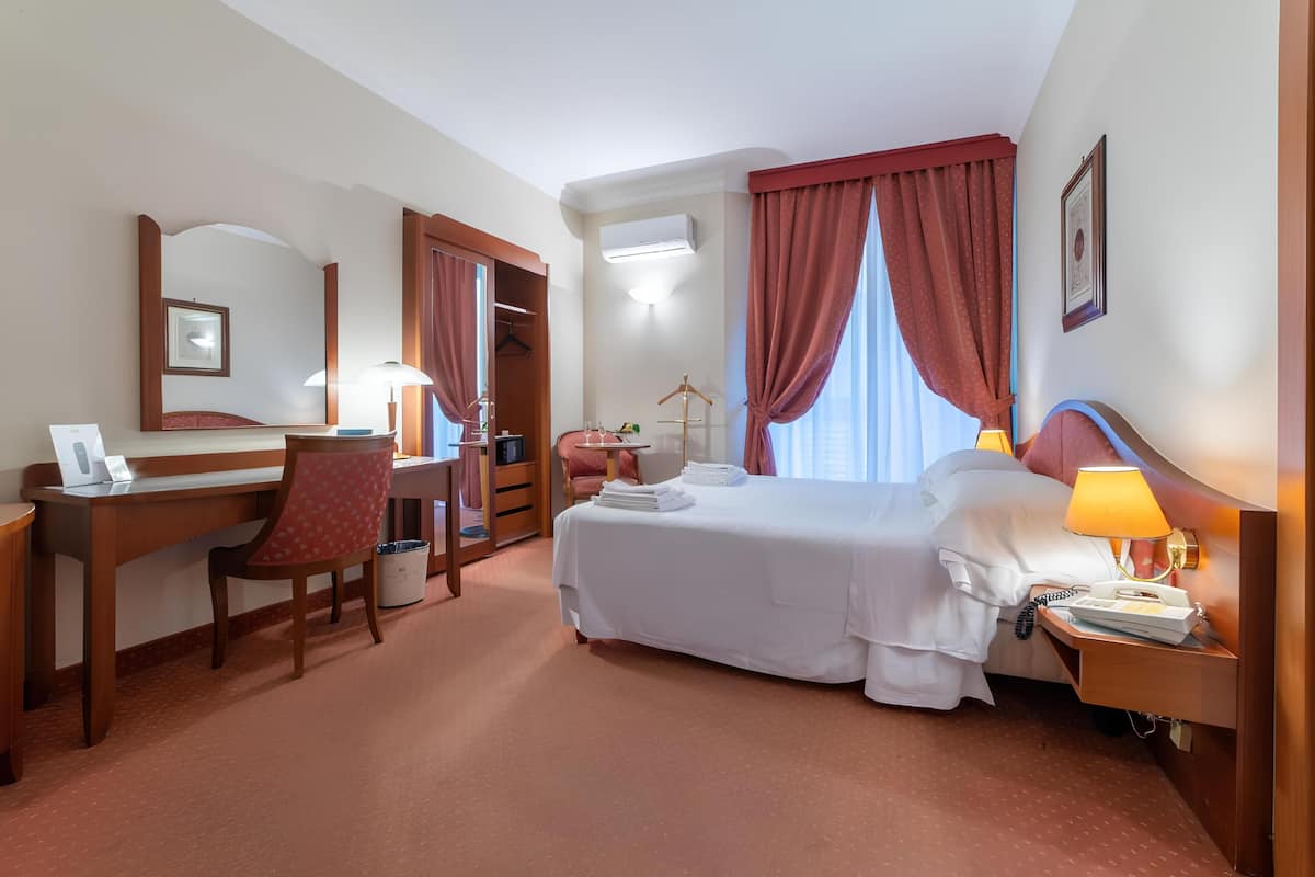 Habitación clásica, 1 cama doble | 1 dormitorio, ropa de cama hipoalergénica, edredones de plumas y minibar