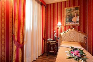 Single Room | In-room safe, soundproofing, free WiFi, bed sheets